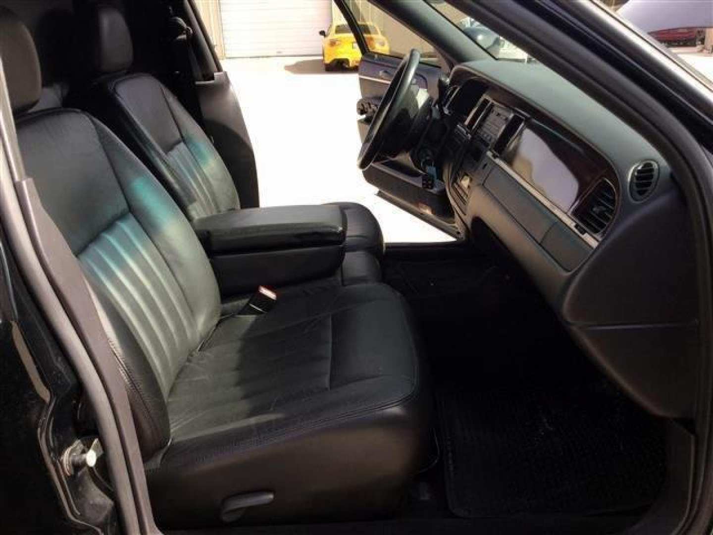 15th Image of a 2006 LINCOLN TOWN CAR EXECUTIVE