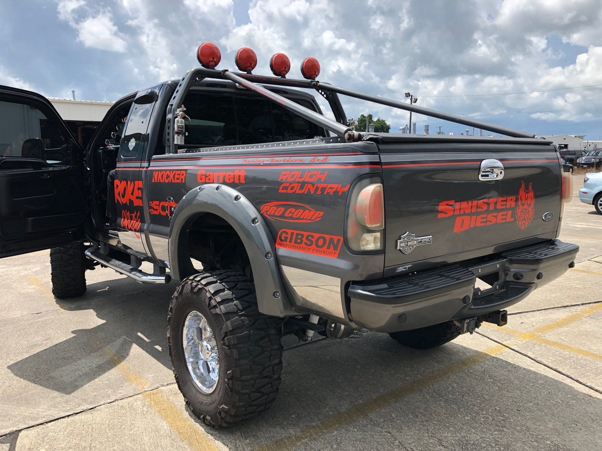 3rd Image of a 2004 FORD F-250 HARLEY DAVIDSON SUPER DUTY