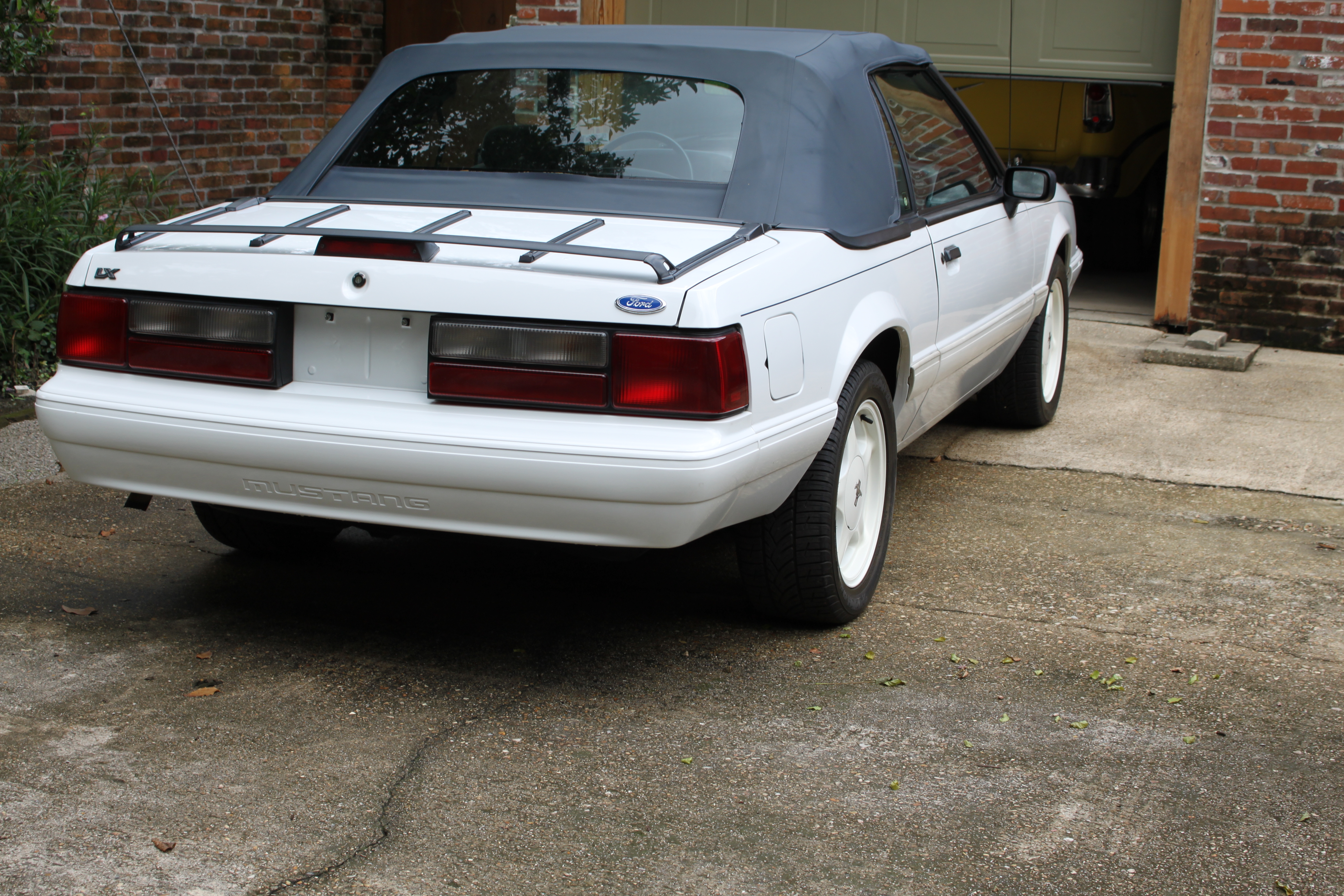 2nd Image of a 1992 FORD MUSTANG LX