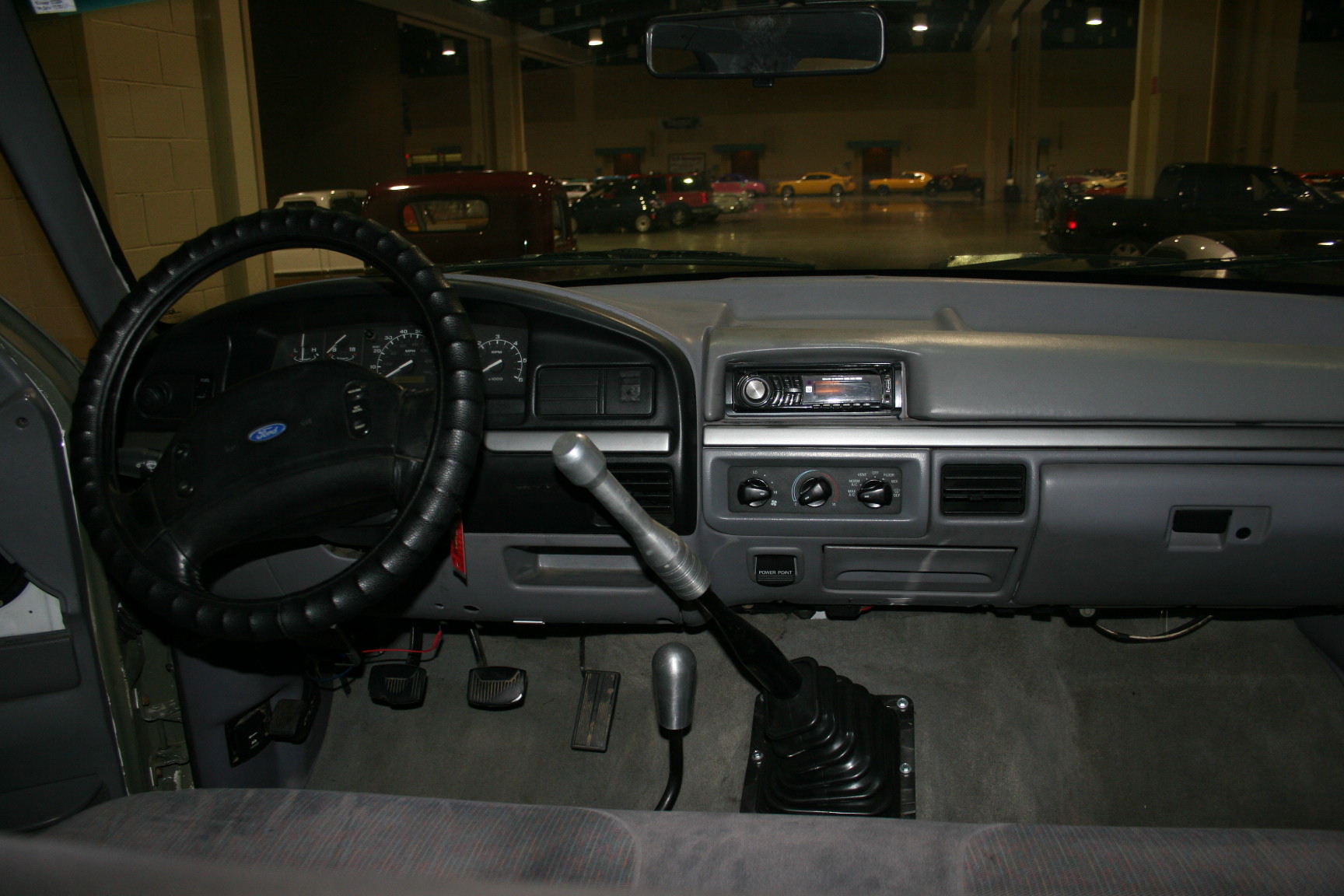 2nd Image of a 1994 FORD F-350 XLT