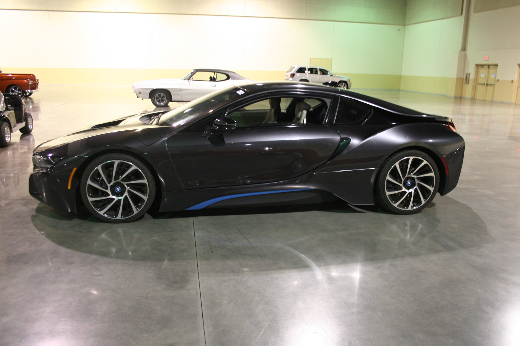 2nd Image of a 2015 BMW I8