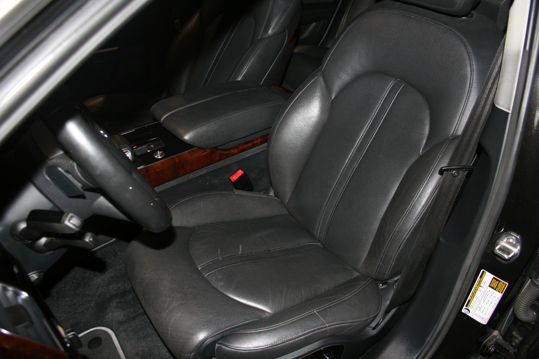 4th Image of a 2012 AUDI A8 L QUATTRO