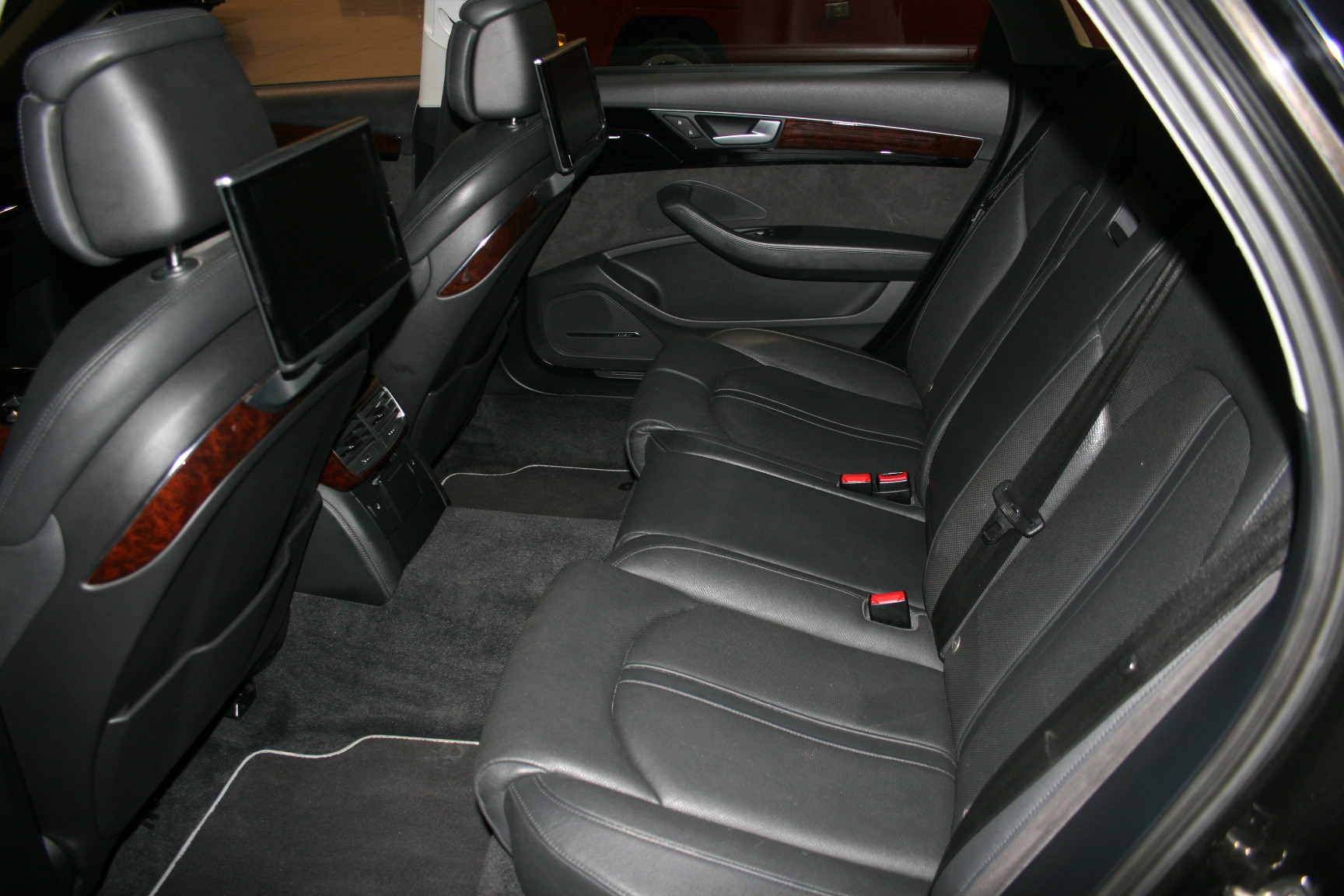 5th Image of a 2012 AUDI A8 L QUATTRO