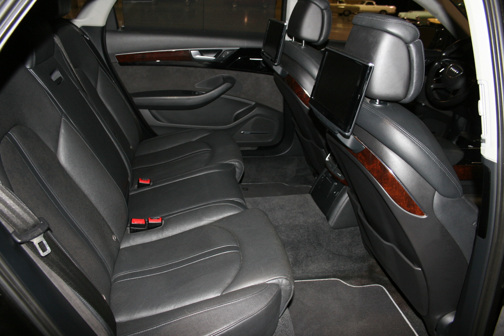 7th Image of a 2012 AUDI A8 L QUATTRO