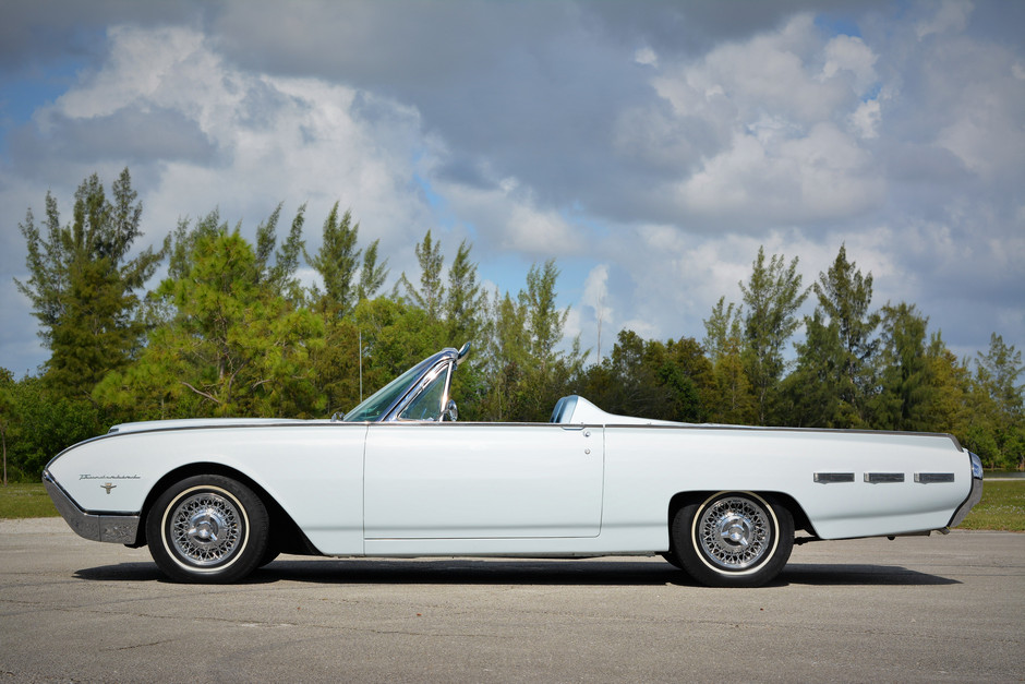3rd Image of a 1962 FORD THUNDERBIRD