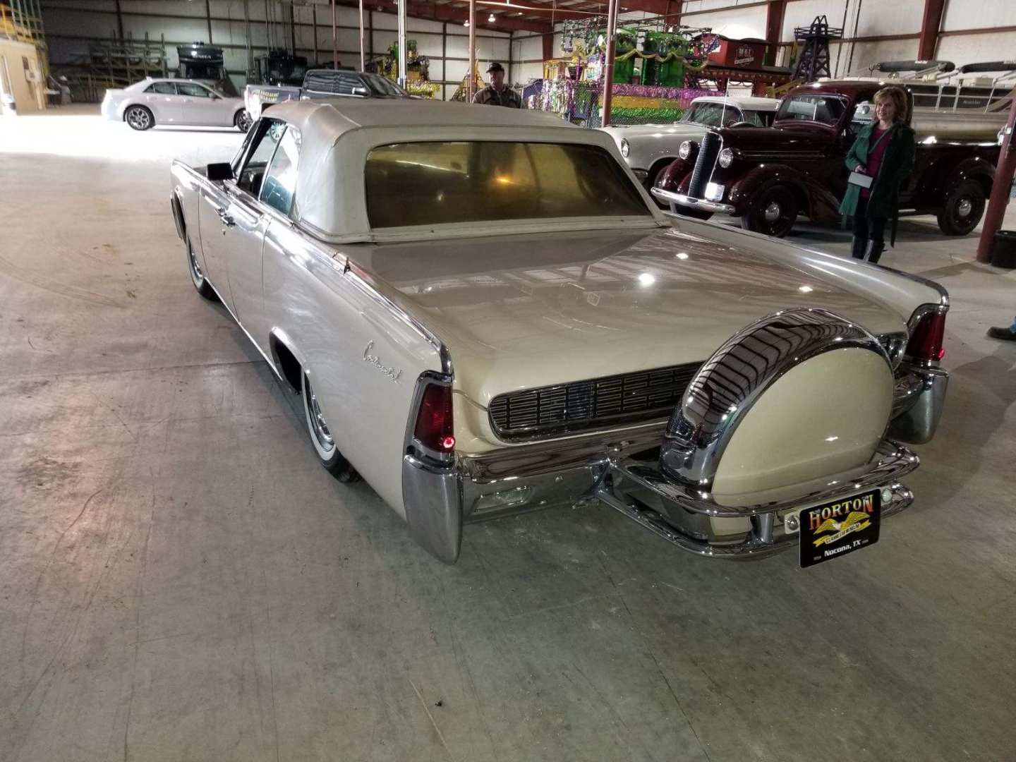 2nd Image of a 1962 LINCOLN CONTINENTAL