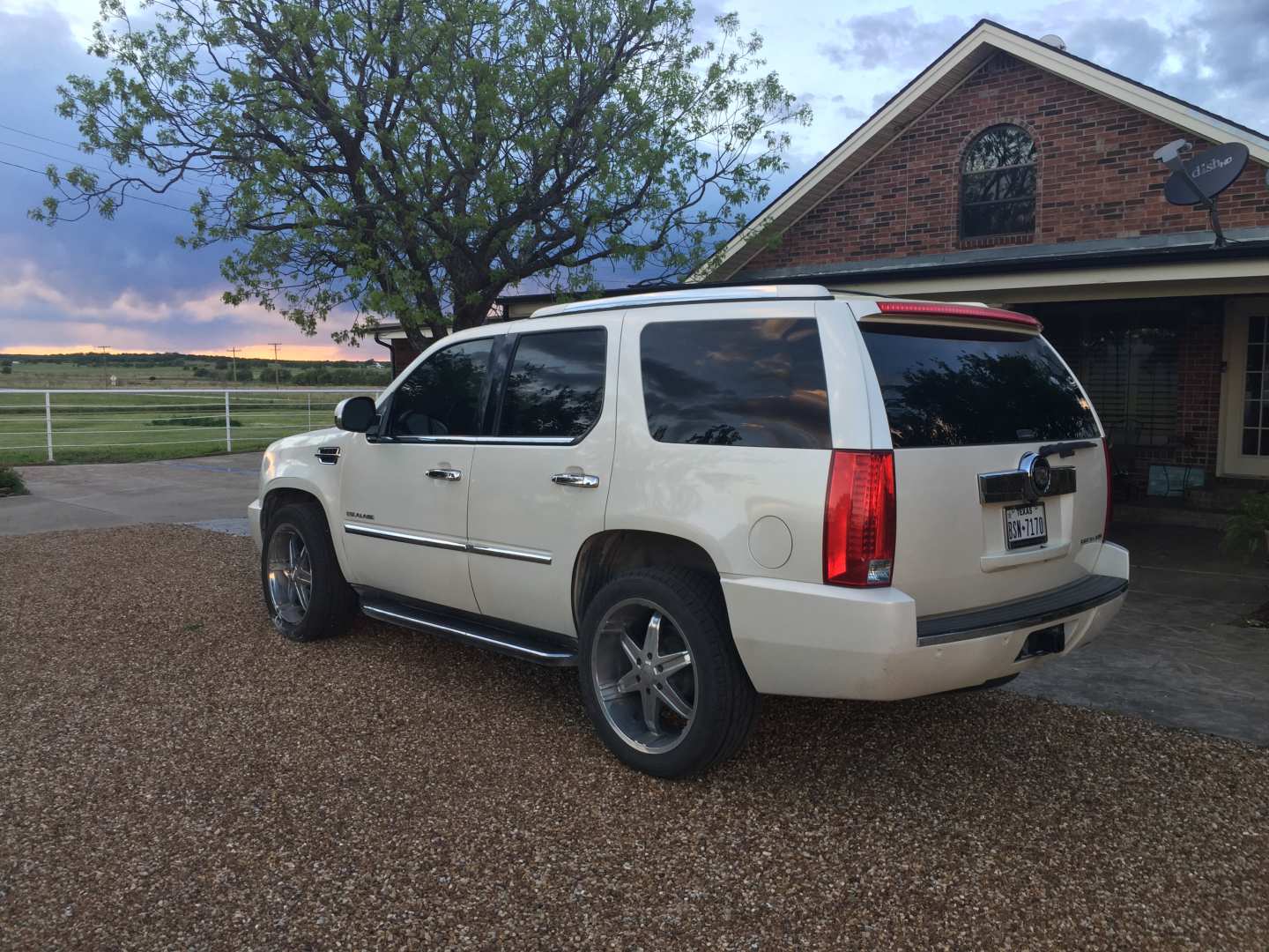 2nd Image of a 2008 CADILLAC ESCALADE 1500; LUXURY