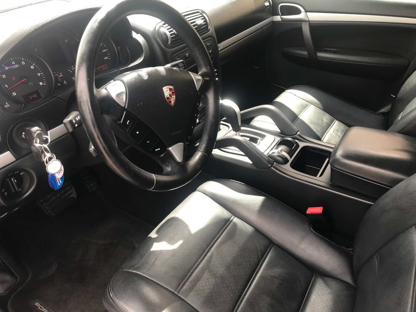 4th Image of a 2010 PORSCHE CAYENNE