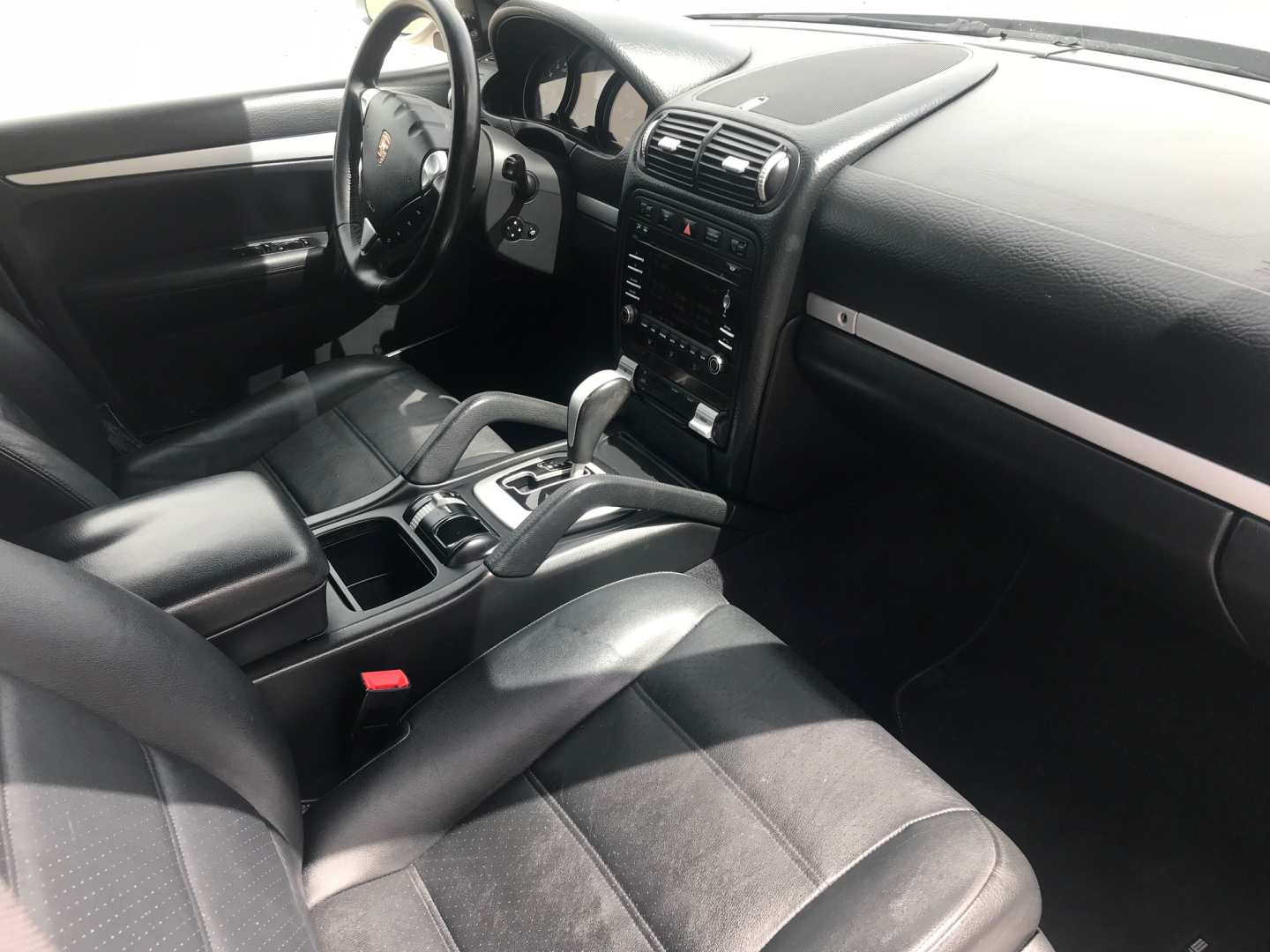 5th Image of a 2010 PORSCHE CAYENNE