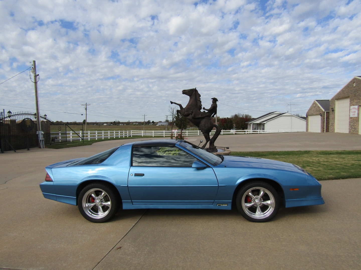 2nd Image of a 1989 CHEVROLET CAMARO