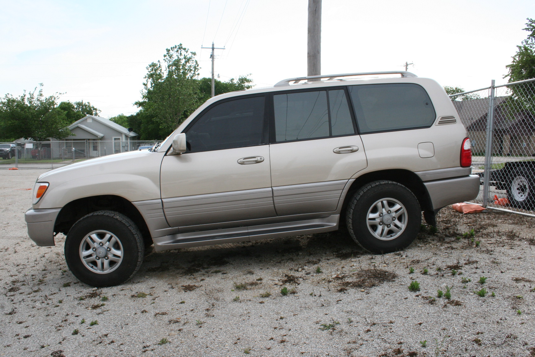 2nd Image of a 2000 LEXUS LX 470