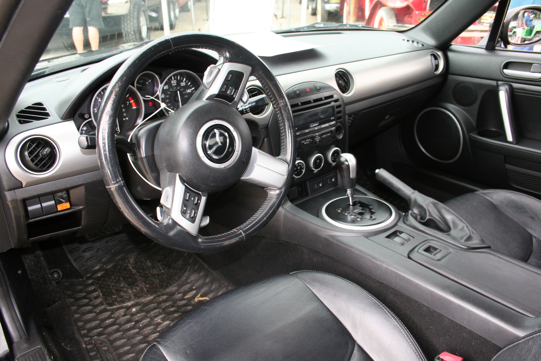 5th Image of a 2010 MAZDA MX-5 MIATA TOURING HARD TOP