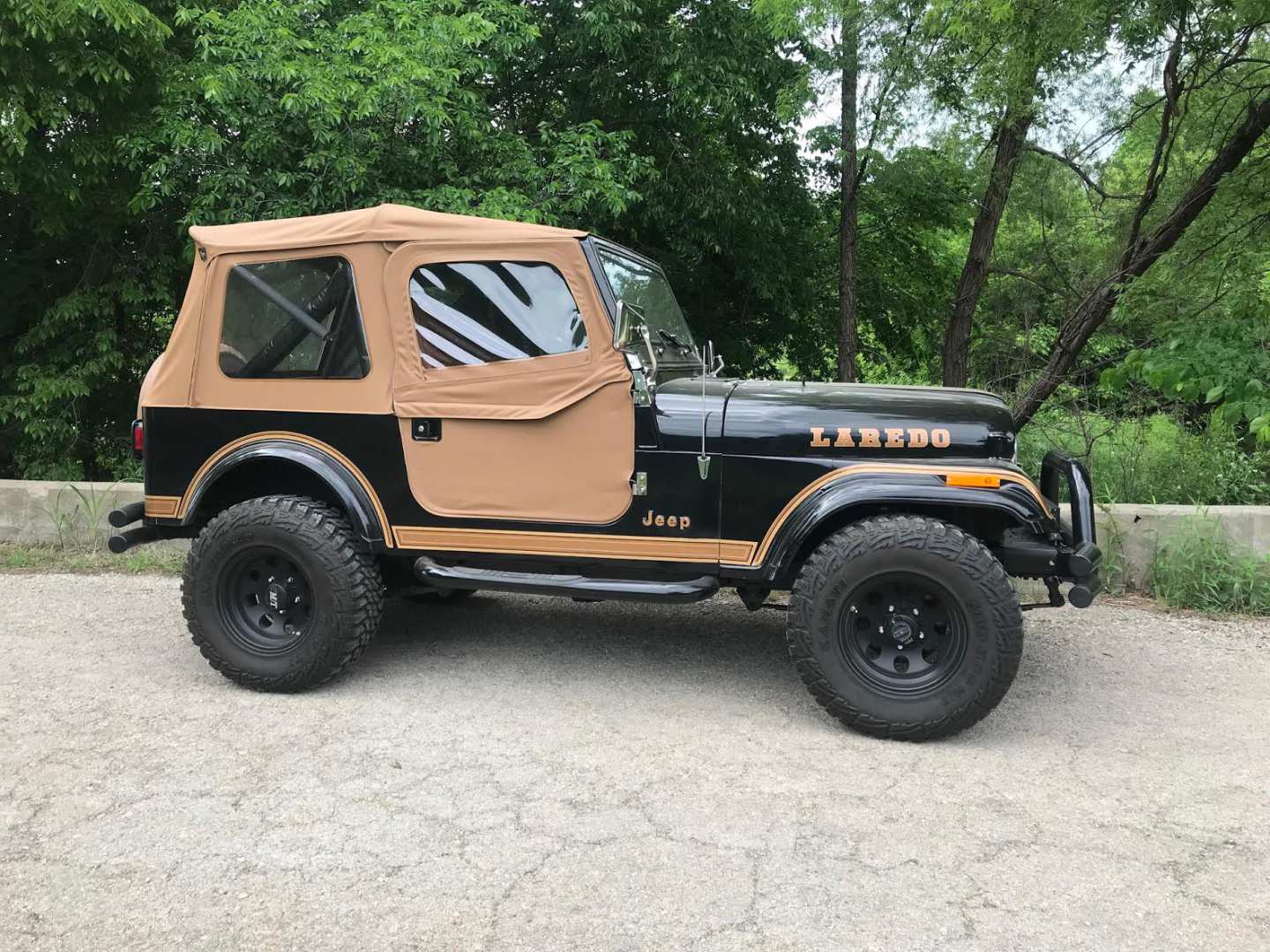 2nd Image of a 1984 JEEP LAREDO