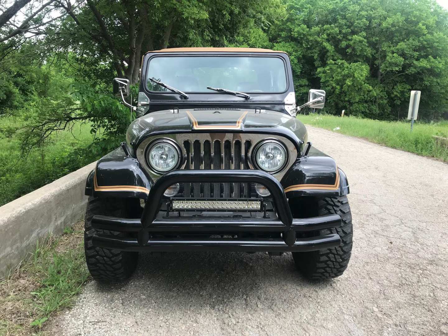 3rd Image of a 1984 JEEP LAREDO