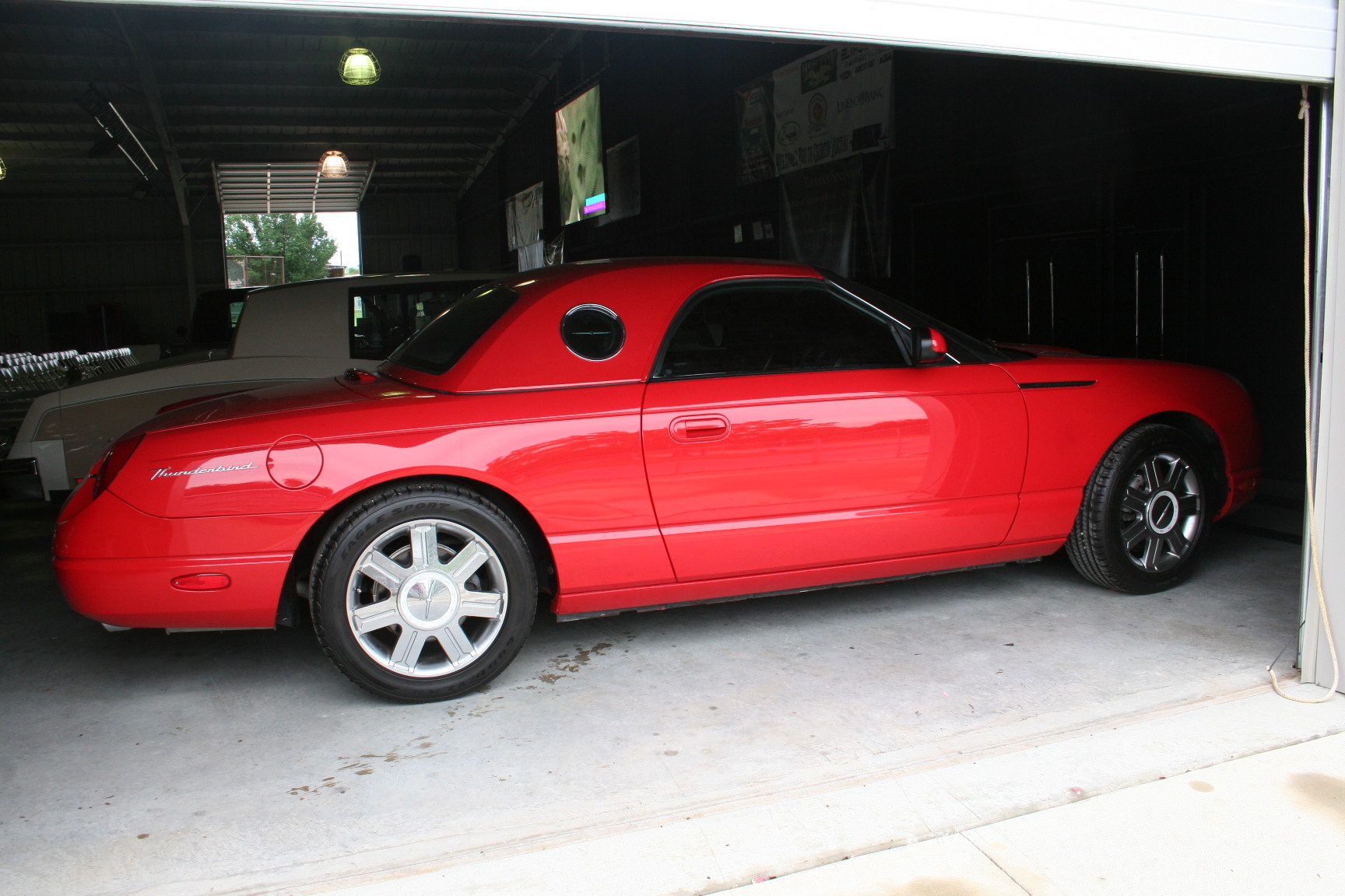 13th Image of a 2005 FORD THUNDERBIRD