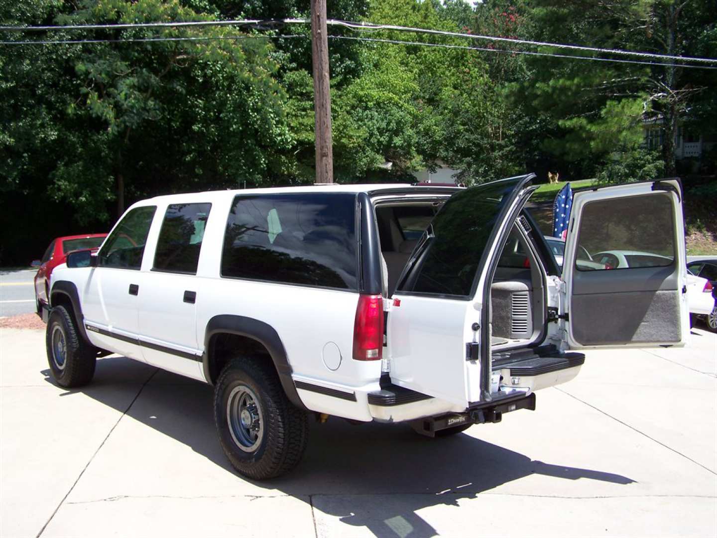2nd Image of a 1999 CHEVROLET SUBURBAN K2500