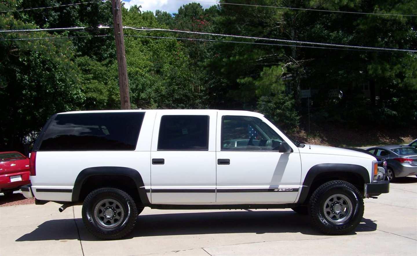 3rd Image of a 1999 CHEVROLET SUBURBAN K2500