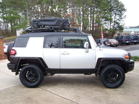 Image 4 of 19 of a 2007 TOYOTA FJ CRUISER S