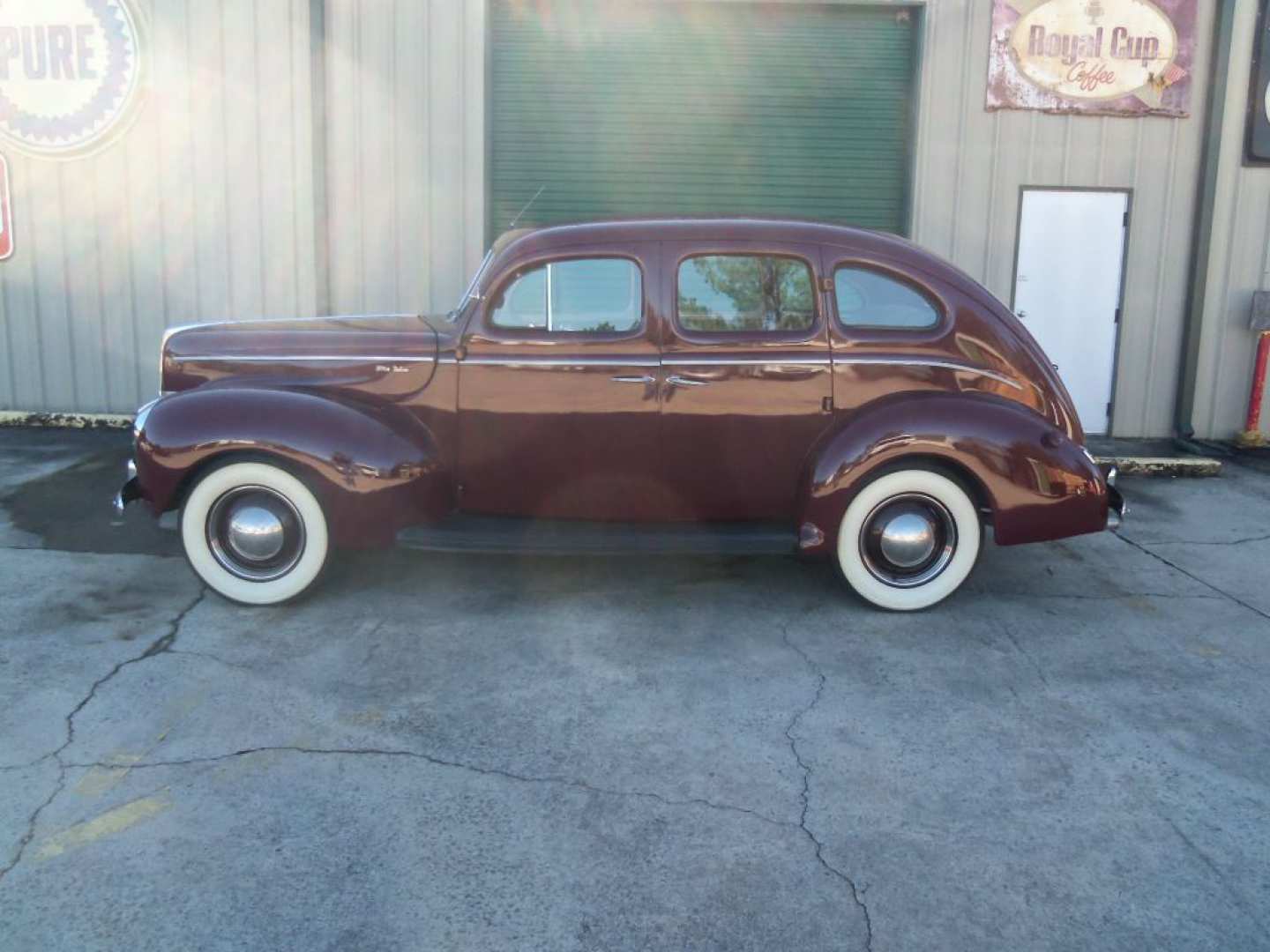 3rd Image of a 1940 FORD DELUXE