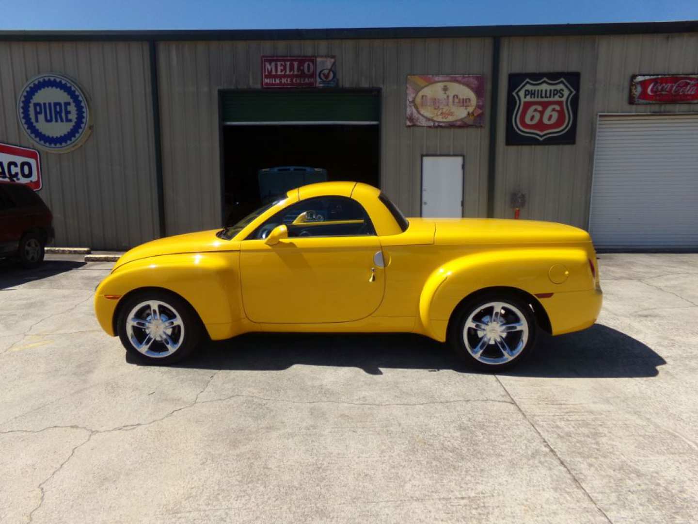 4th Image of a 2004 CHEVROLET SSR LS