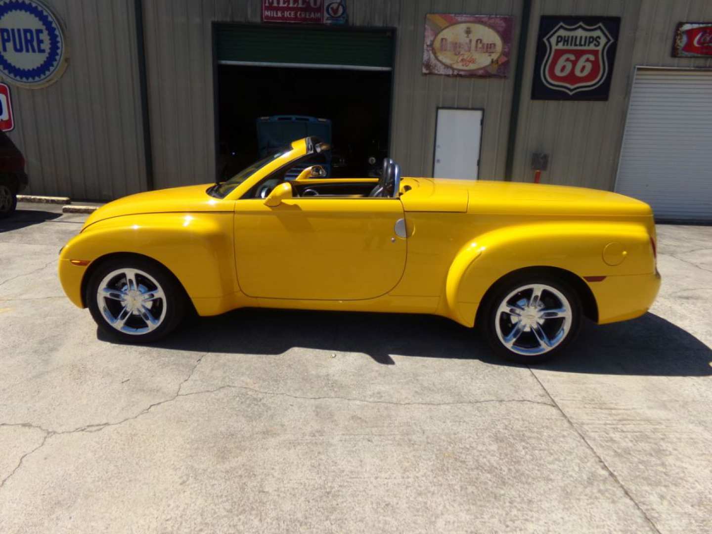 7th Image of a 2004 CHEVROLET SSR LS