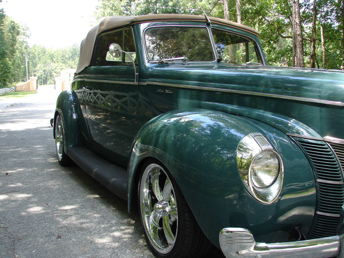 2nd Image of a 1940 FORD DELUXE