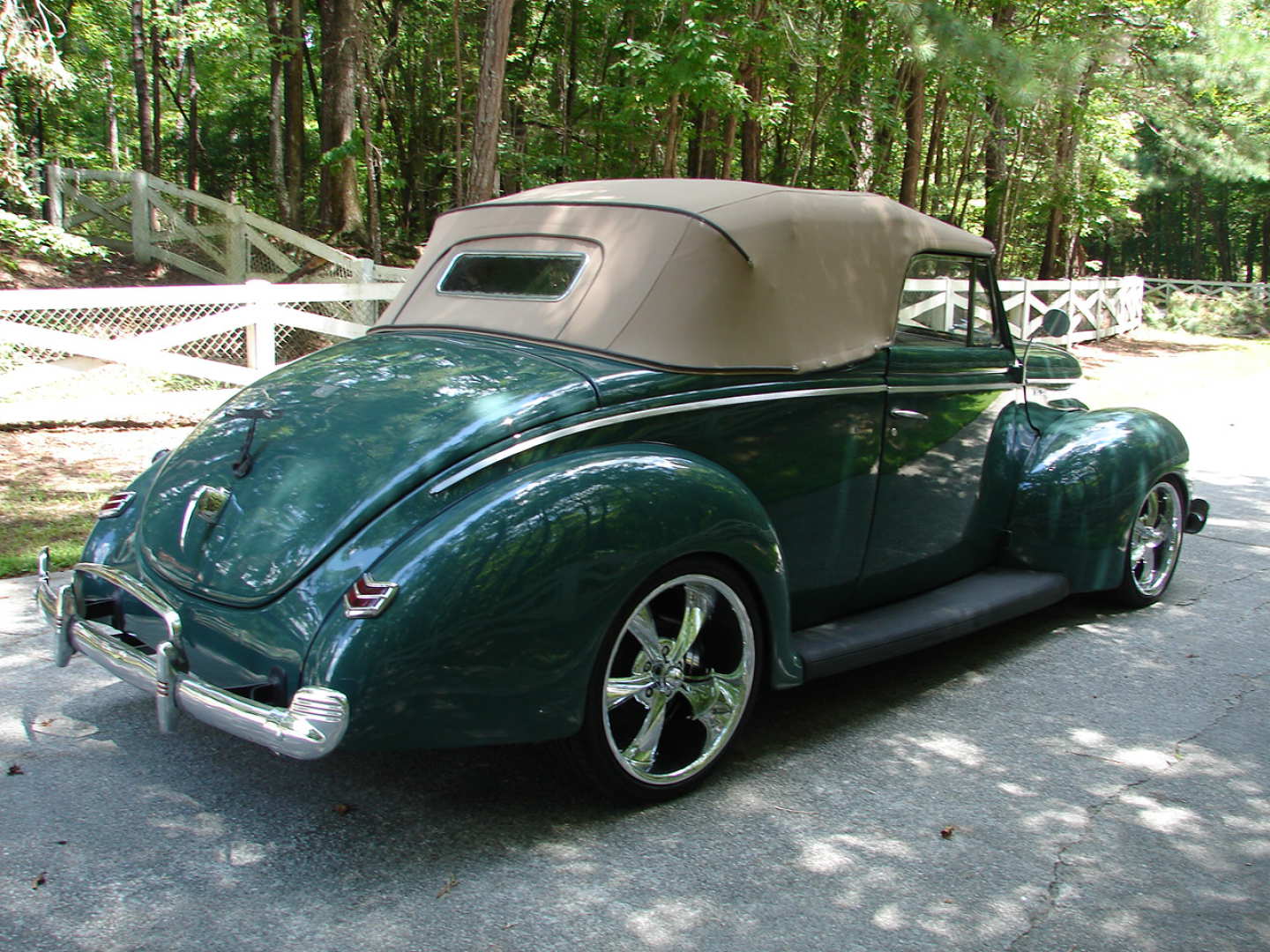 3rd Image of a 1940 FORD DELUXE