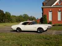 Image 2 of 8 of a 1969 OLDSMOBILE CUTLASS