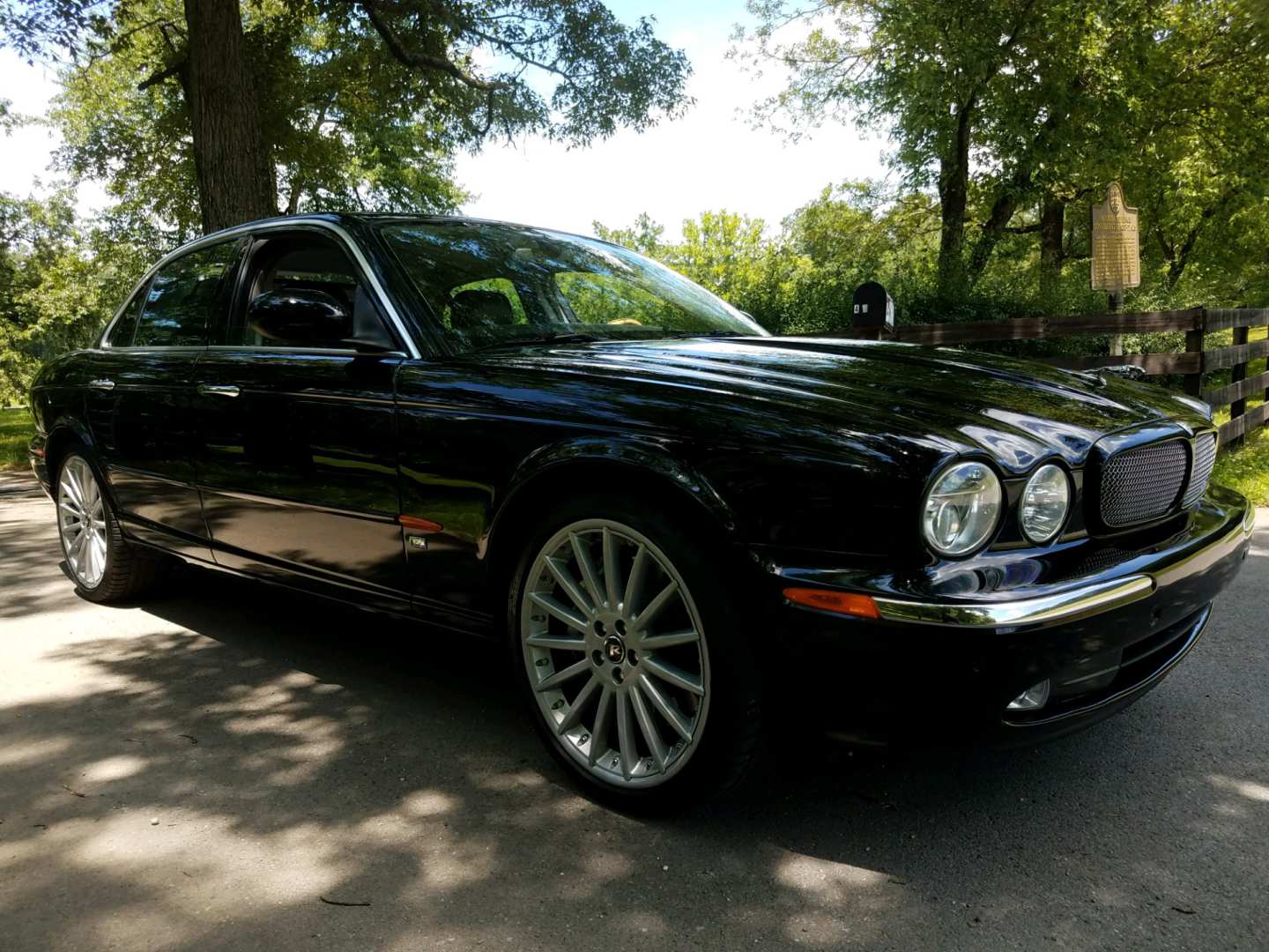 2nd Image of a 2005 JAGUAR XJR XJ