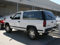 Image 9 of 11 of a 1993 GMC YUKON