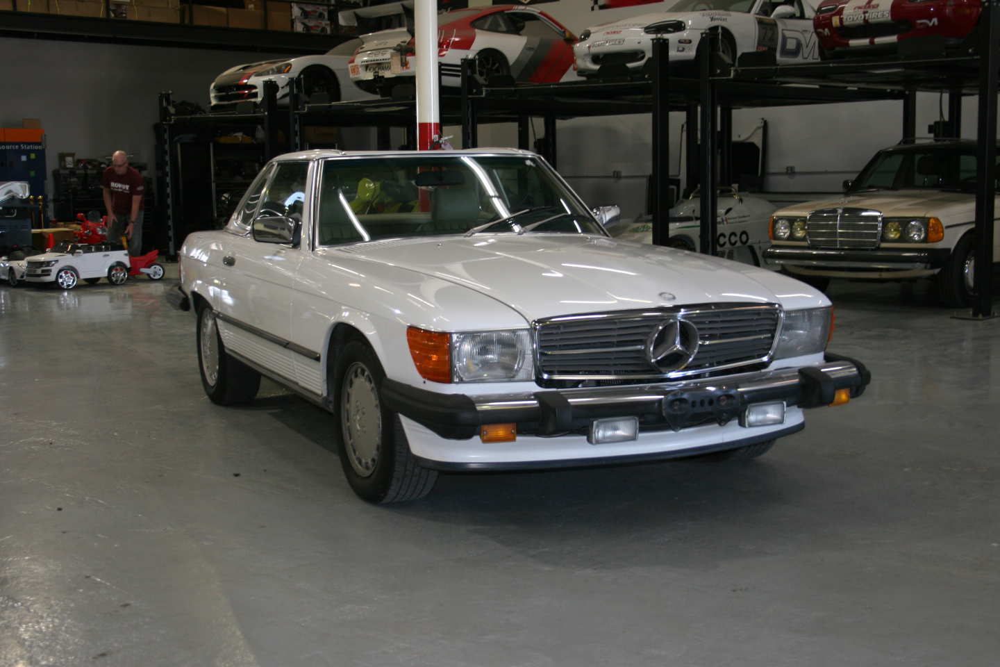 2nd Image of a 1989 MERCEDES-BENZ 560 SL