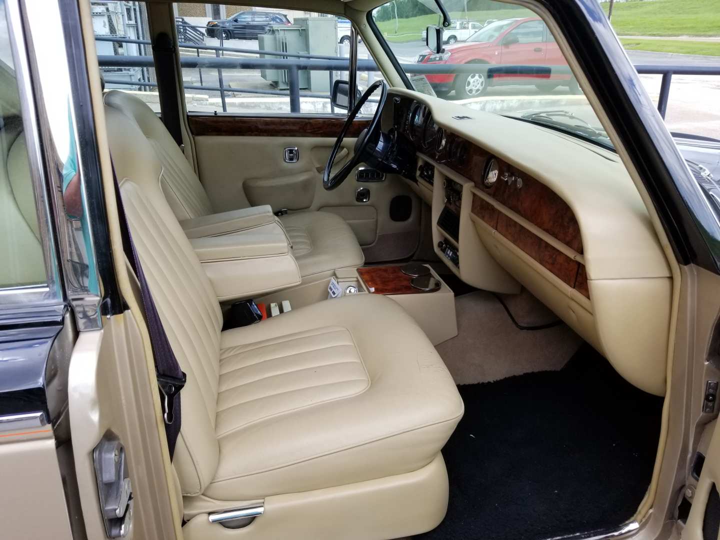 3rd Image of a 1977 ROLLS ROYCE SILVER SHADOW II