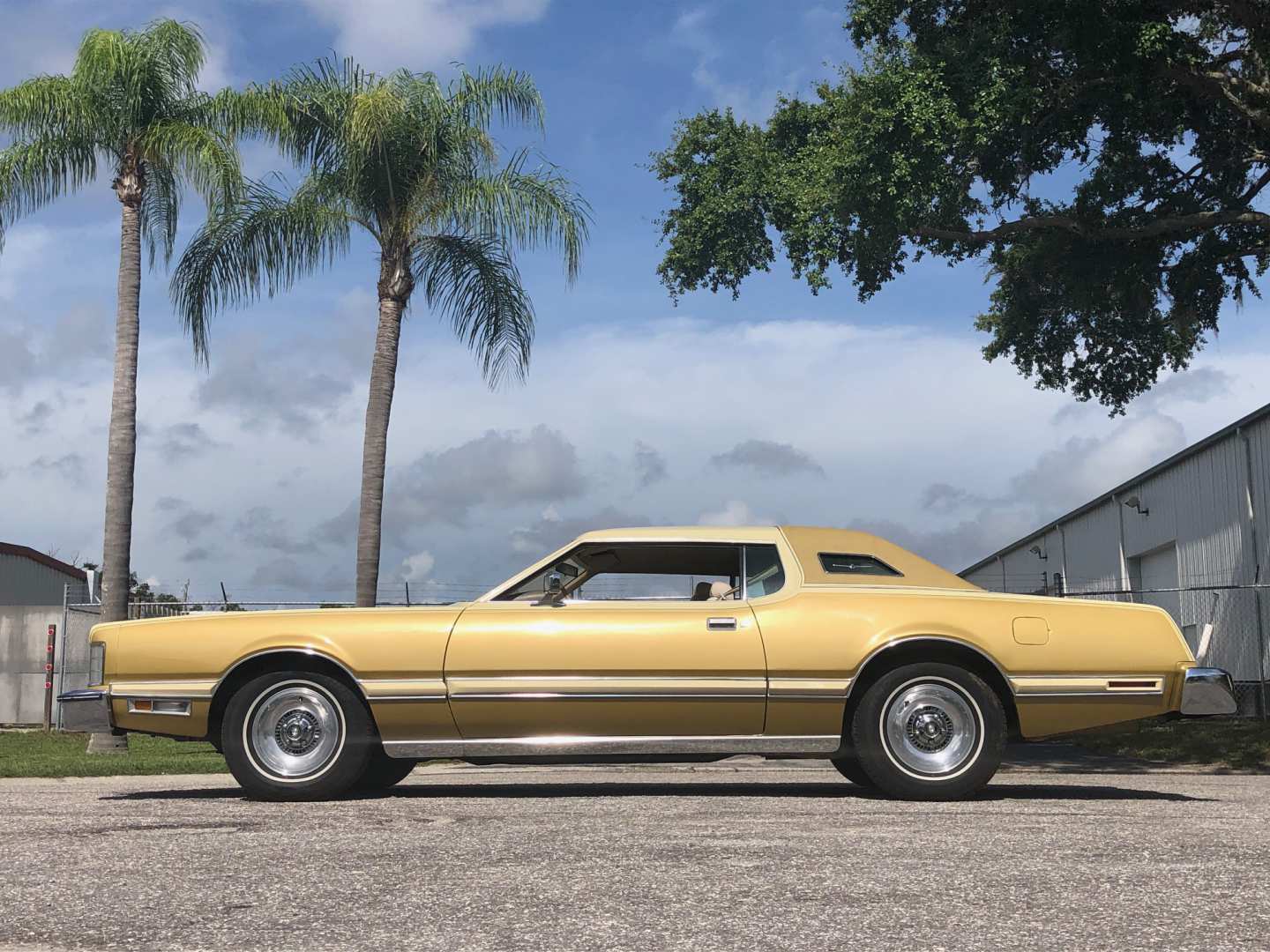 2nd Image of a 1976 FORD THUNDERBIRD