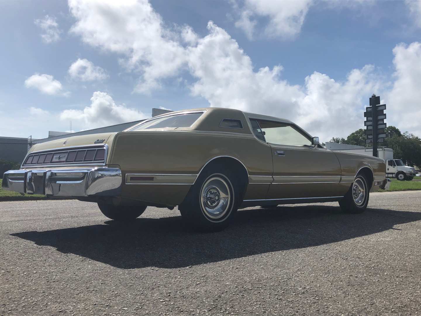 3rd Image of a 1976 FORD THUNDERBIRD