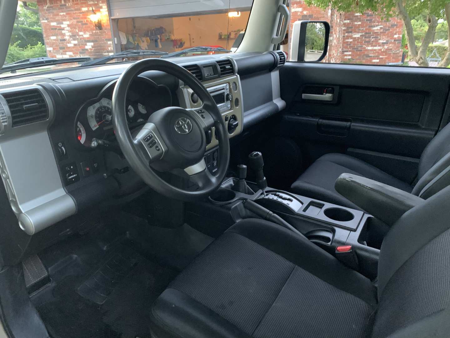 3rd Image of a 2011 TOYOTA FJ CRUISER