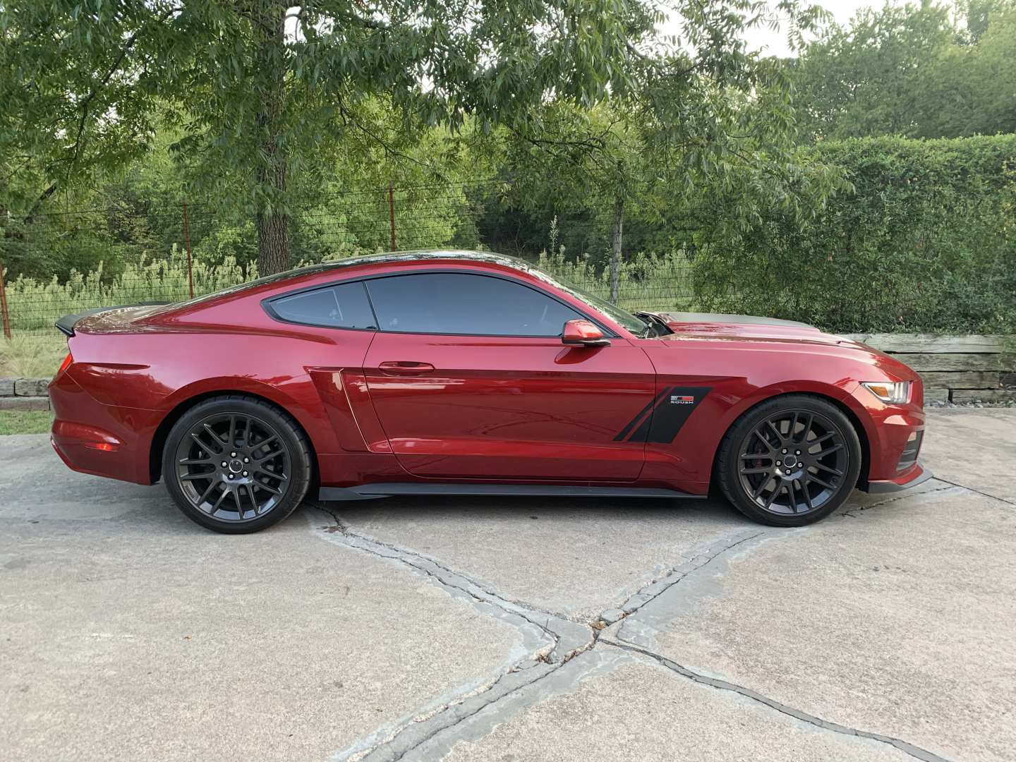 2nd Image of a 2017 FORD MUSTANG GT