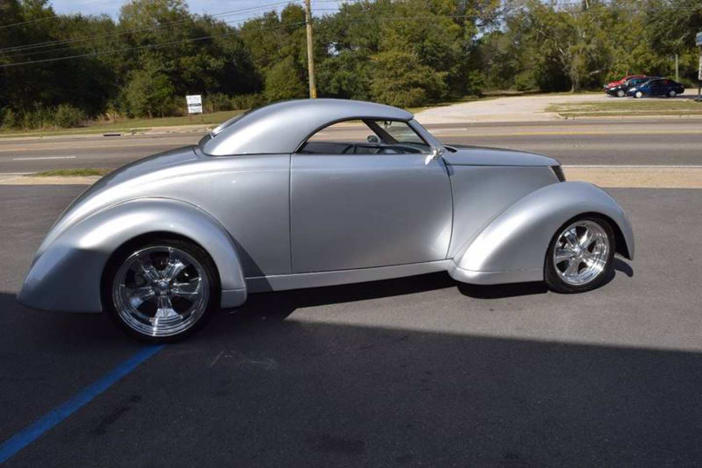 2nd Image of a 1937 FORD CUSTOM