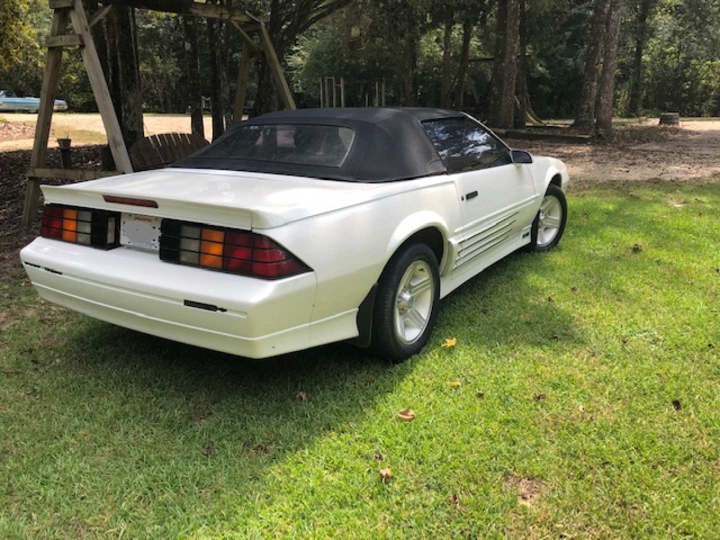 4th Image of a 1988 CHEVROLET CAMARO IROC-Z