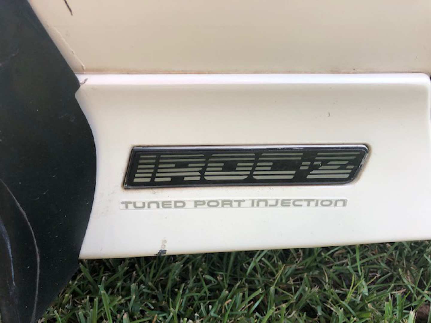 6th Image of a 1988 CHEVROLET CAMARO IROC-Z