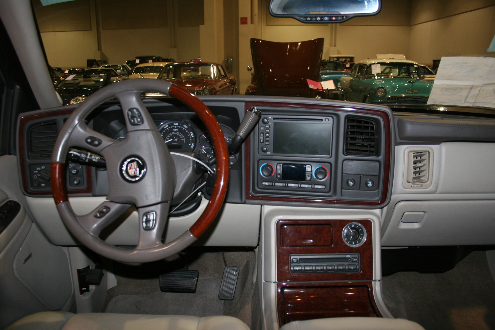 3rd Image of a 2005 CADILLAC ESCALADE 1500; LUXURY