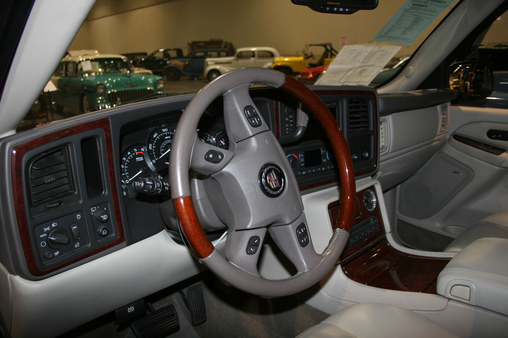 4th Image of a 2005 CADILLAC ESCALADE 1500; LUXURY