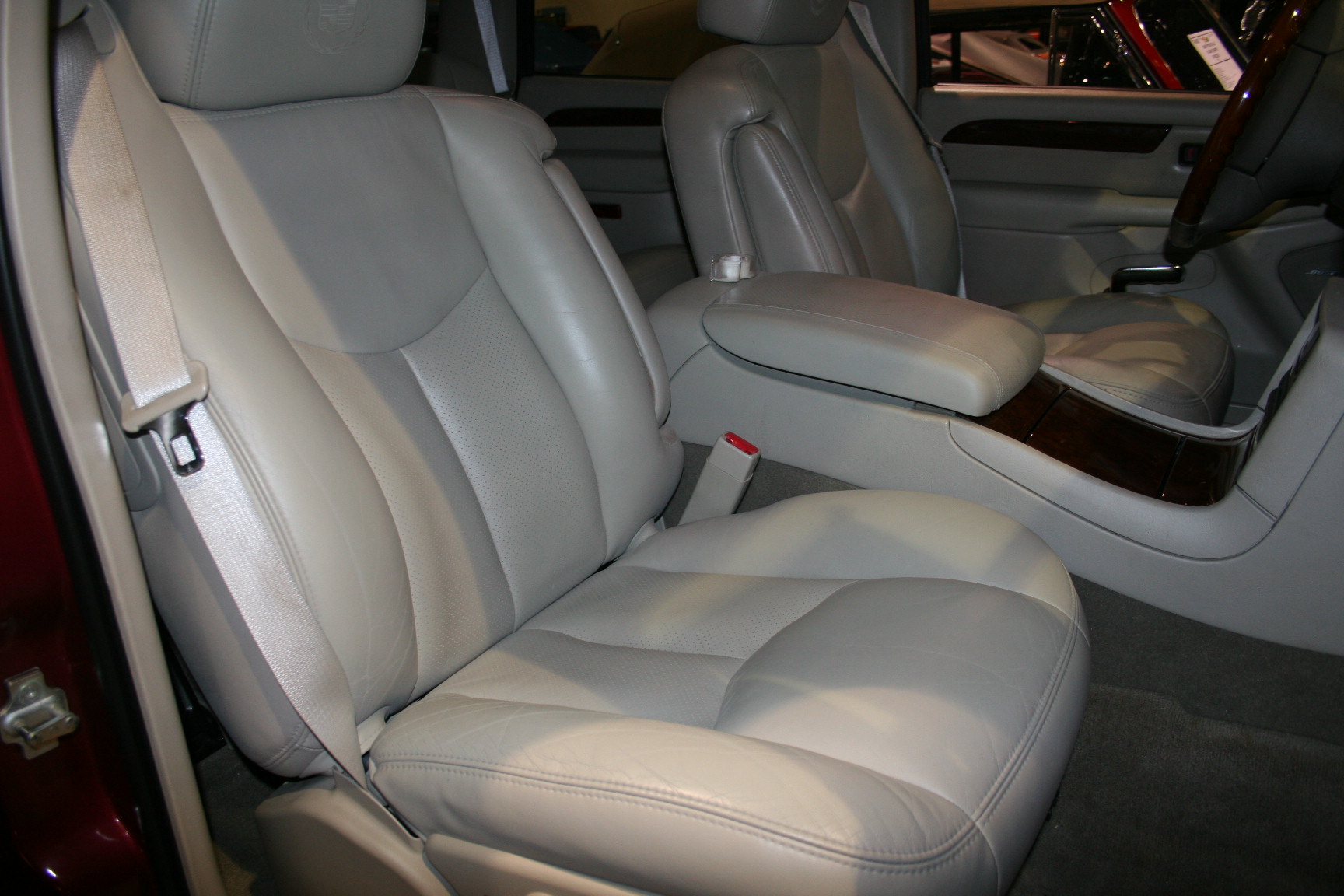 7th Image of a 2005 CADILLAC ESCALADE 1500; LUXURY