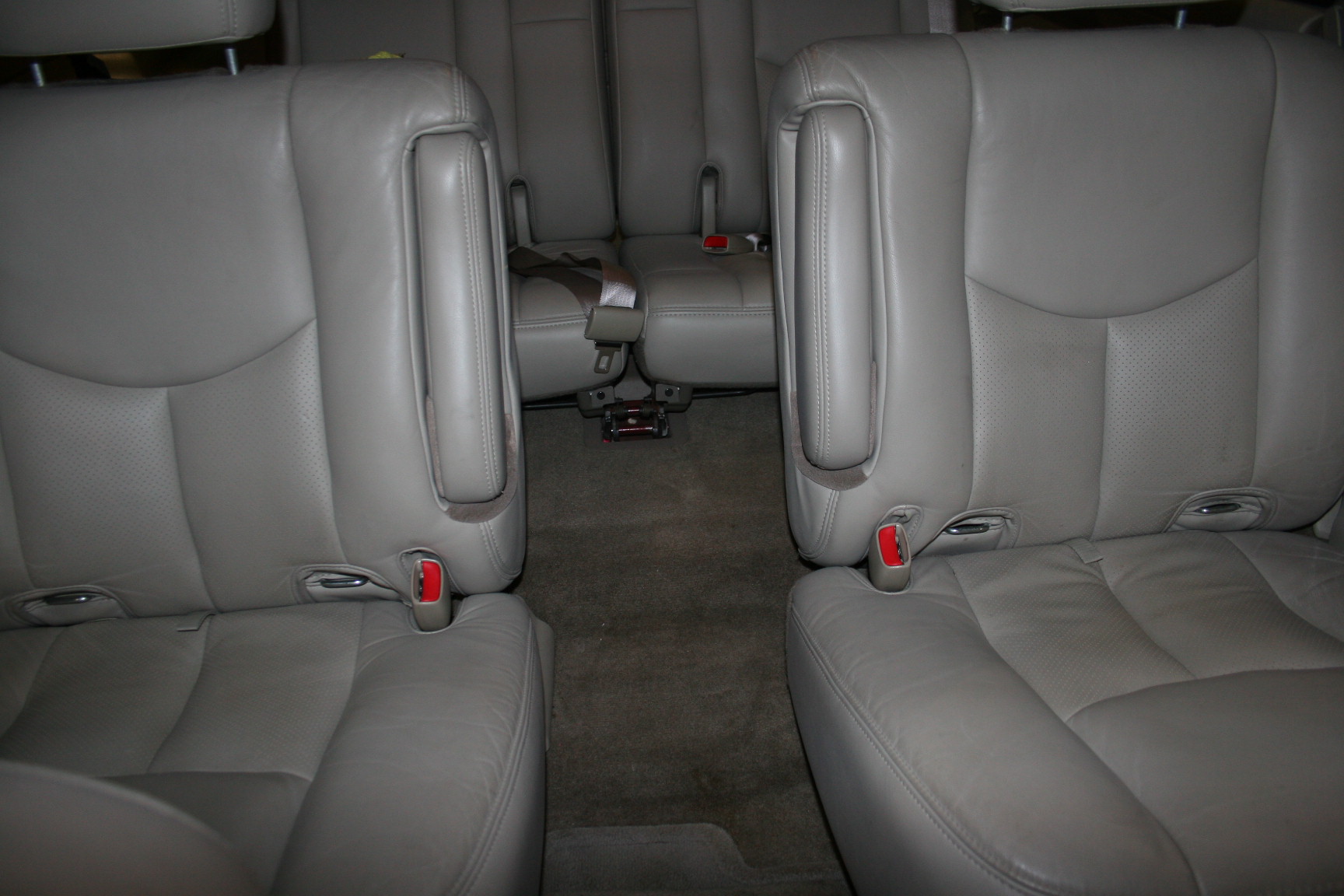 8th Image of a 2005 CADILLAC ESCALADE 1500; LUXURY