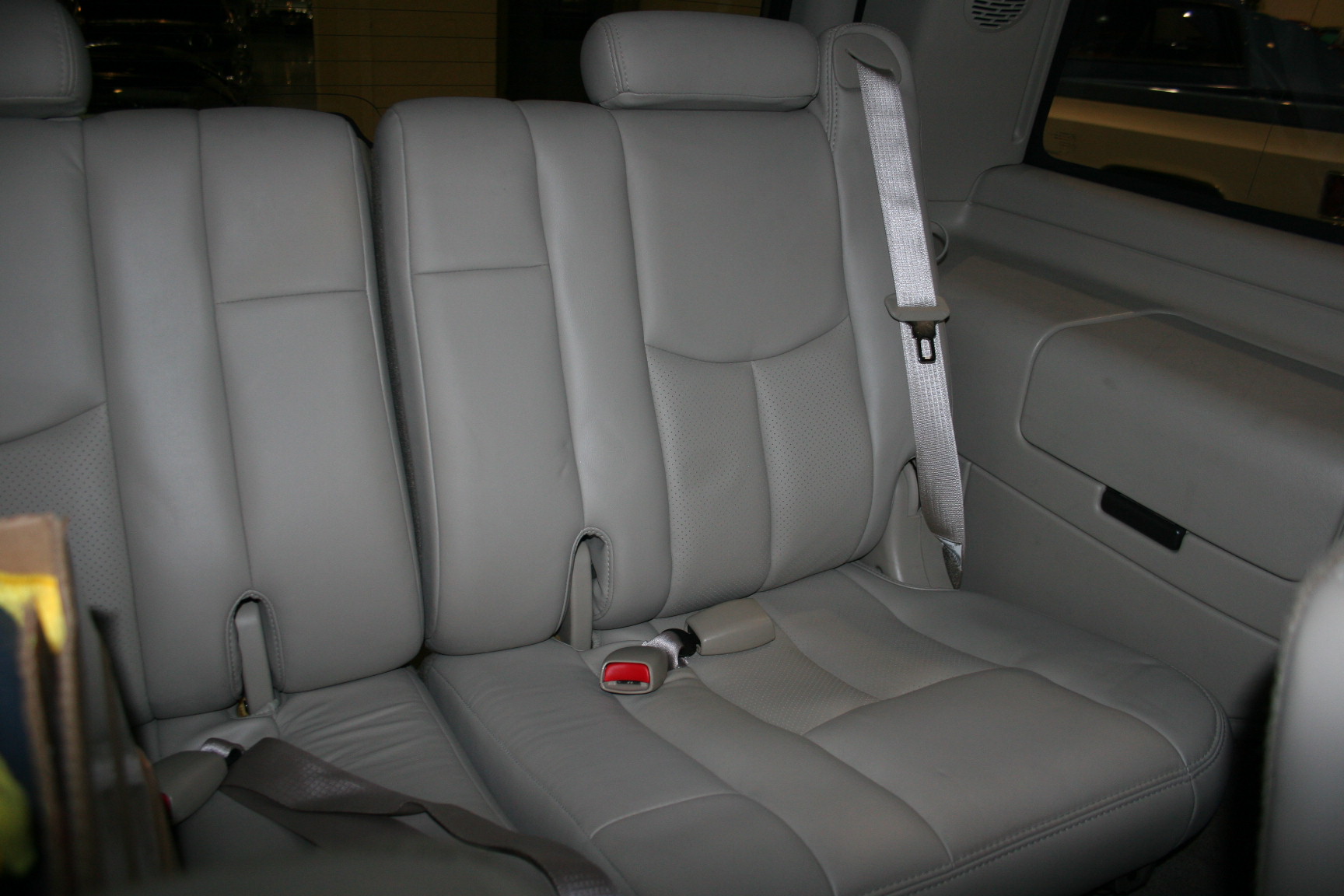 9th Image of a 2005 CADILLAC ESCALADE 1500; LUXURY