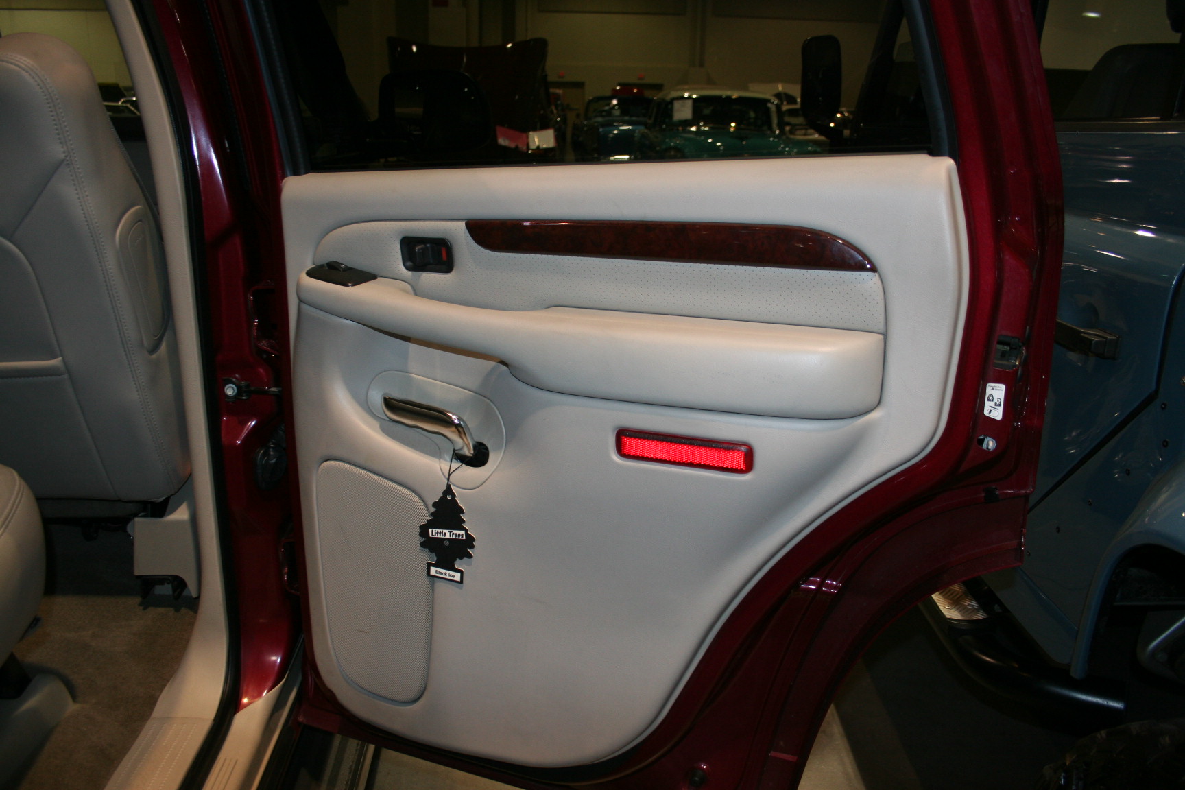 10th Image of a 2005 CADILLAC ESCALADE 1500; LUXURY