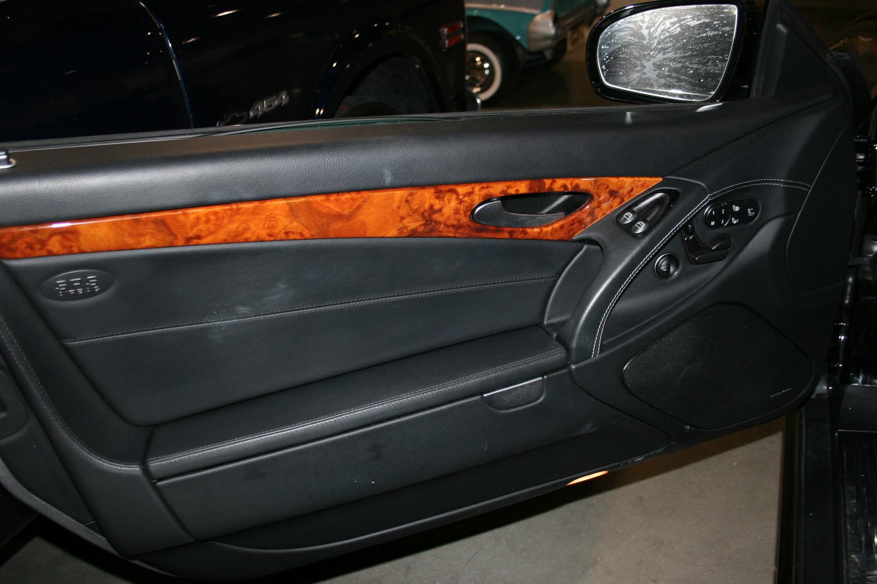 5th Image of a 2011 MERCEDES-BENZ SL-CLASS SL550