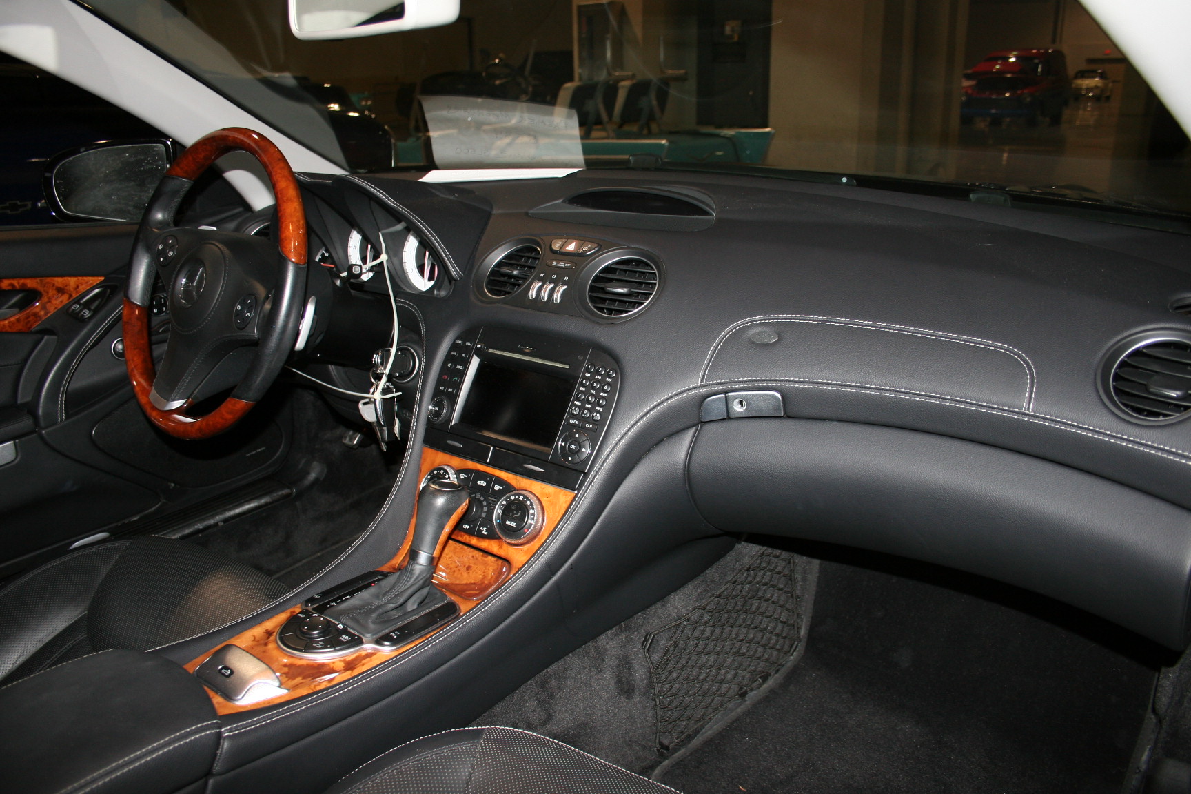 7th Image of a 2011 MERCEDES-BENZ SL-CLASS SL550