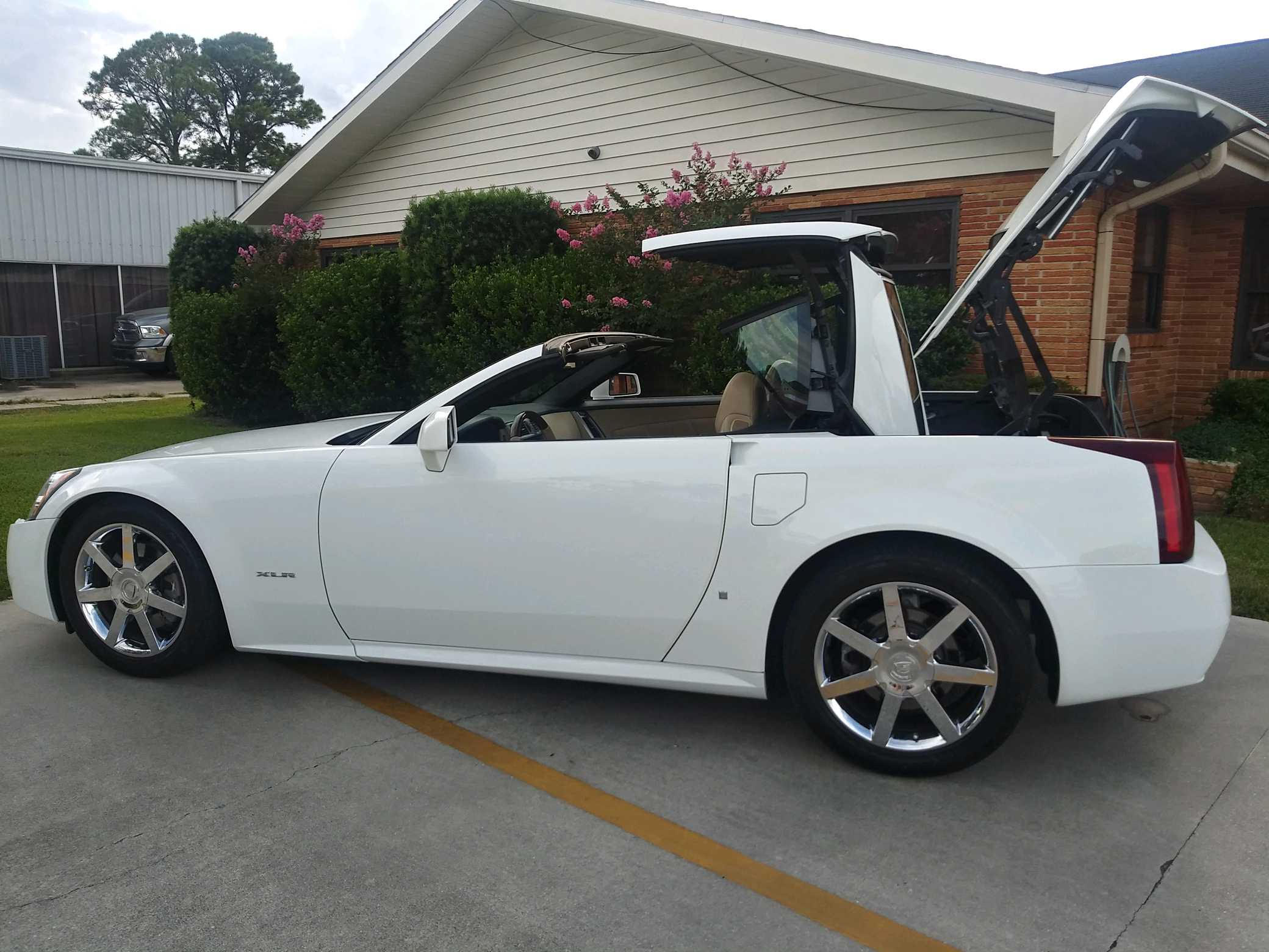 8th Image of a 2008 CADILLAC XLR ROADSTER