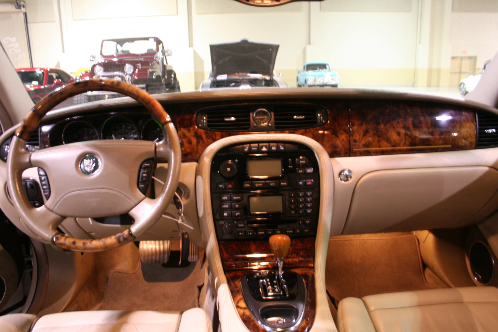 4th Image of a 2004 JAGUAR XJ SERIES VANDEN PLAS