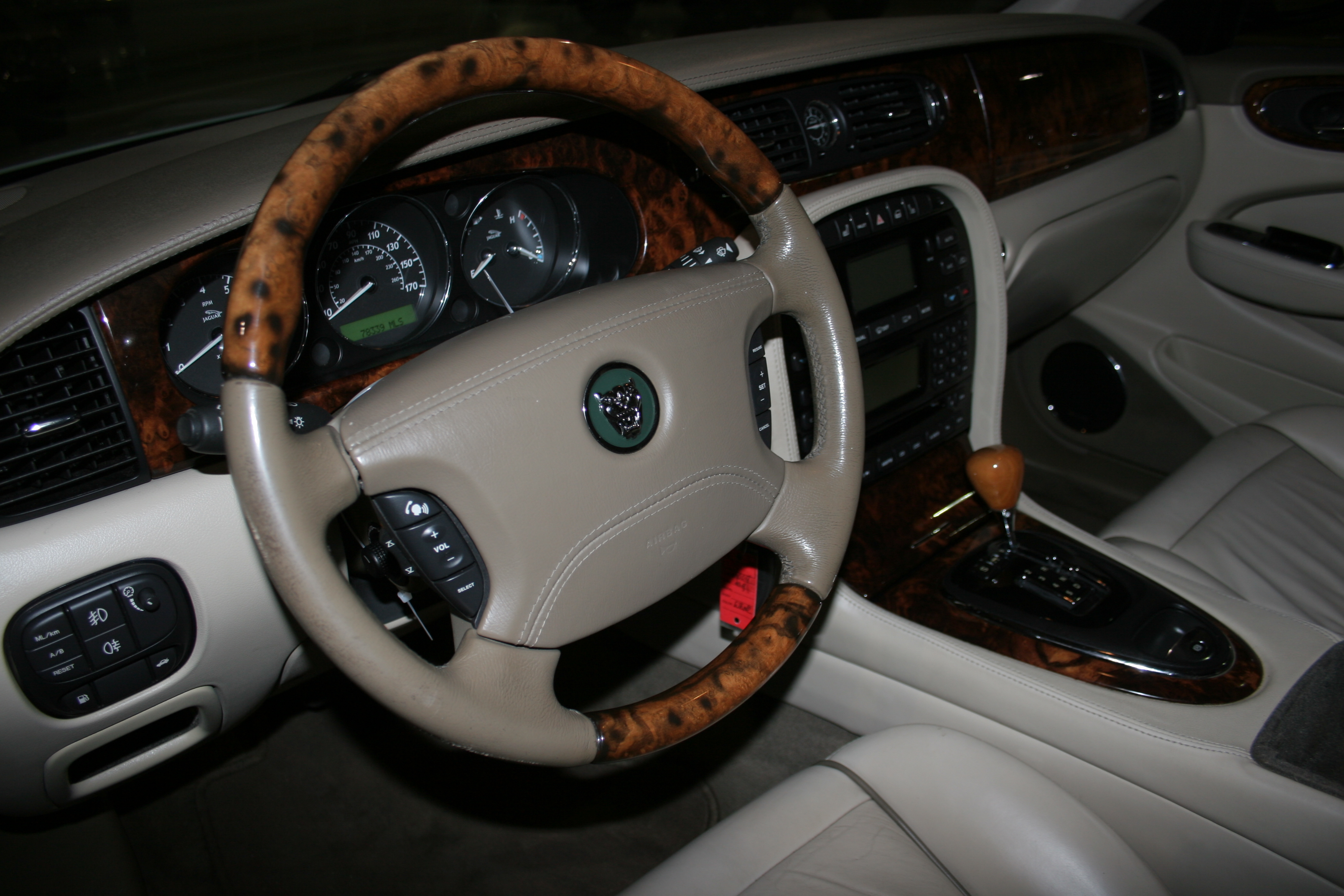 5th Image of a 2004 JAGUAR XJ SERIES VANDEN PLAS